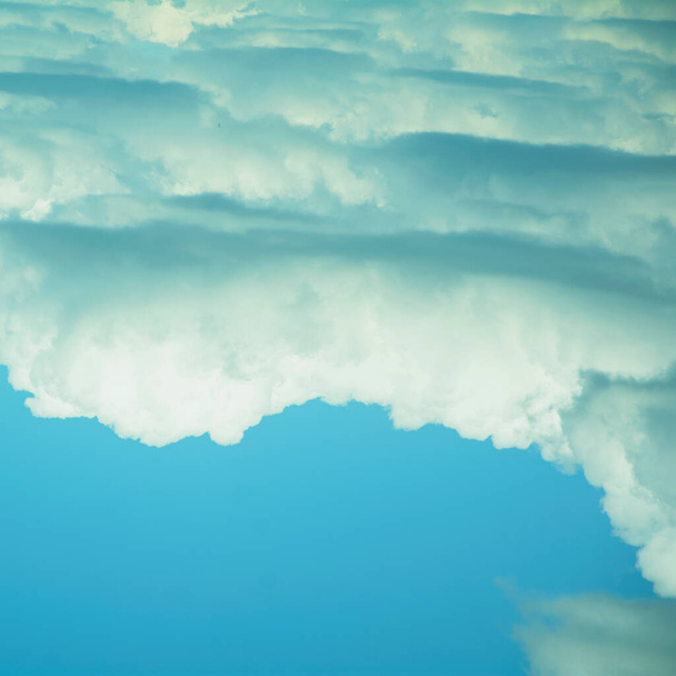 夏の青空に浮かぶ大きな雲 - 写真・画像