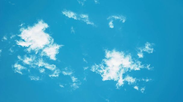 Grote Wolken aan een prachtige blauwe lucht in de zomer - Foto, afbeelding
