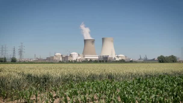La centrale nucléaire de Doel est l'une des deux centrales nucléaires de Belgique. La centrale comprend 4 réacteurs. Le site est situé sur la rive de l'Escaut, près du village de Doel dans la province flamande de Flandre orientale, à la périphérie de la ville d'Anvers. La station est exploitée et détenue majoritairement par la société française d'énergie intégrée verticalement Engie SA par l'intermédiaire de sa filiale belge à 100 % Electrabel. EDF Luminus détient une participation de 10,2 % dans les deux nouvelles unités. L'usine de Doel emploie 963 travailleurs et couvre une superficie de 80 hectares (200 acres). La centrale représente environ 15 % de la capacité totale de production d'électricité de la Belgique et 30 % de la production totale d'électricité. L'énergie nucléaire fournit typiquement la moitié de l'électricité produite au pays et est la source d'énergie la moins chère du pays. - Séquence, vidéo