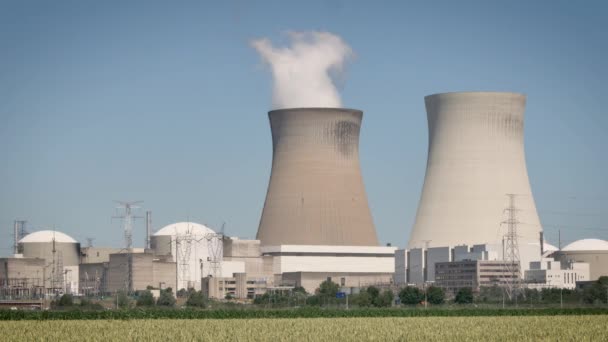 A Doel Atomerőmű egyike a két belgiumi atomerőműnek. Az erőmű négy reaktorból áll. A terület a Scheldt folyó partján található, közel Doel faluhoz, Kelet-Flandria flamand tartományában, Antwerpen külvárosában. Az állomás 100% -os tulajdonában lévő belga leányvállalata, az Electrabel révén a vertikálisan integrált francia Engie SA üzemelteti és többségi tulajdonosa. Az EDF Luminus 10,2% -os részesedéssel rendelkezik a két legújabb egységben. A Doel üzem 963 dolgozót foglalkoztat, területe 80 hektár (200 hektár). Az erőmű Belgium teljes villamosenergia-termelési kapacitásának mintegy 15% -át és a teljes villamosenergia-termelés 30% -át képviseli. A nukleáris energia jellemzően Belgium belföldön termelt villamos energiájának felét adja, és az ország legalacsonyabb költségű energiaforrása. - Felvétel, videó