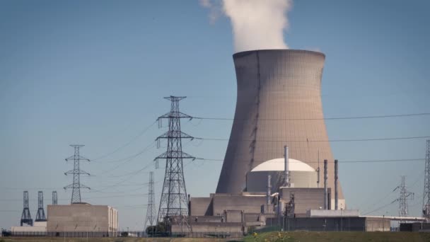 A Doel Atomerőmű egyike a két belgiumi atomerőműnek. Az erőmű négy reaktorból áll. A terület a Scheldt folyó partján található, közel Doel faluhoz, Kelet-Flandria flamand tartományában, Antwerpen külvárosában. Az állomás 100% -os tulajdonában lévő belga leányvállalata, az Electrabel révén a vertikálisan integrált francia Engie SA üzemelteti és többségi tulajdonosa. Az EDF Luminus 10,2% -os részesedéssel rendelkezik a két legújabb egységben. A Doel üzem 963 dolgozót foglalkoztat, területe 80 hektár (200 hektár). Az erőmű Belgium teljes villamosenergia-termelési kapacitásának mintegy 15% -át és a teljes villamosenergia-termelés 30% -át képviseli. A nukleáris energia jellemzően Belgium belföldön termelt villamos energiájának felét adja, és az ország legalacsonyabb költségű energiaforrása. - Felvétel, videó
