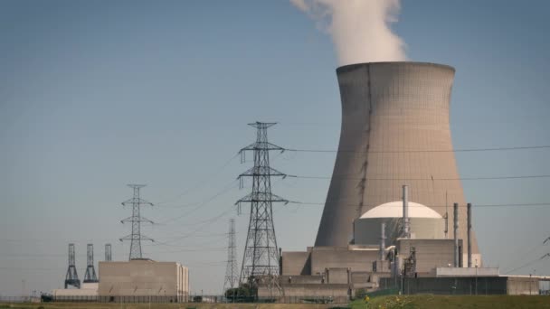 Doel Nükleer Santrali Belçika 'daki iki nükleer santralden biridir. Santral dört reaktörü içeriyor. Arazi Scheldt nehrinin kıyısında, Doğu Flanders Flaman Bölgesi 'nin Doel köyü yakınında, Antwerp şehrinin eteklerinde yer almaktadır. İstasyon,% 100 Belçika 'ya ait yan kuruluşu Electrabel aracılığıyla dikey entegre Fransız enerji kuruluşu Engie SA tarafından işletilmektedir. EDF Luminus en yeni iki birimde% 10,2 hisseye sahip. Doel santrali 963 işçi çalıştırıyor ve 80 hektarlık bir alanı (200 dönüm) kaplıyor. Santral, Belçika 'nın toplam elektrik üretim kapasitesinin yaklaşık% 15' ini ve toplam elektrik üretiminin% 30 'unu temsil ediyor. Nükleer enerji genellikle Belçika 'nın yerli elektrik üretiminin yarısını karşılıyor ve ülkenin en düşük maliyetli enerji kaynağıdır. - Video, Çekim