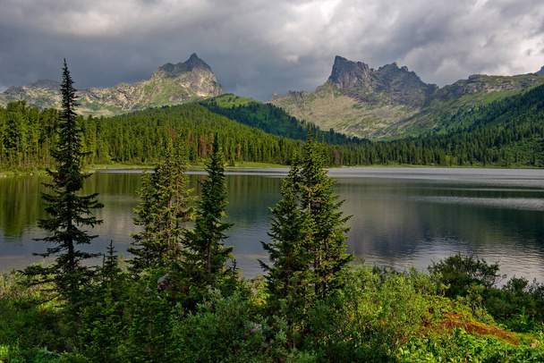 A Rússia. Região de Krasnoyarsk, montanhas do leste de Sayan. Lago Svetloye na montanha natural Parque Ergaki (traduzido do turco "Dedos
"). - Foto, Imagem