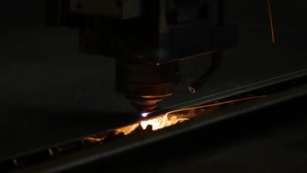 Laserové řezání je technologie, která používá laser k řezání materiálů - Záběry, video