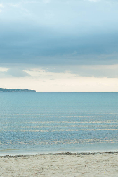 Spiaggia vuota, niente gente, niente turisti. Paesaggio vacanza sentimentale dall'isola di Maiorca Spagna, in viaggio in Europa. Tranquillo, atmosfera tranquilla vacanza su una spiaggia tranquilla, mare e cielo sullo sfondo - Foto, immagini