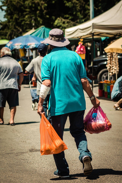 Λεμεσός Κύπρος 27 Ιουνίου 2020 Άποψη αγνώστων ανθρώπων που ψωνίζουν στην αγορά λαχανικών και φρούτων Λεμεσού το πρωί - Φωτογραφία, εικόνα