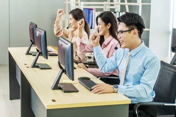 Call center, selectieve focus van vrolijk lachend call center business team met handen boven het hoofd in kantoor, Office en business concept - Foto, afbeelding