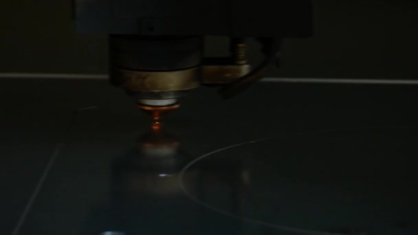 O corte a laser é uma tecnologia que utiliza um laser para cortar materiais
 - Filmagem, Vídeo