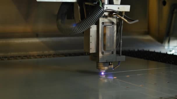Лазерне різання це технологія, яка використовує лазер для різання матеріалів
 - Кадри, відео