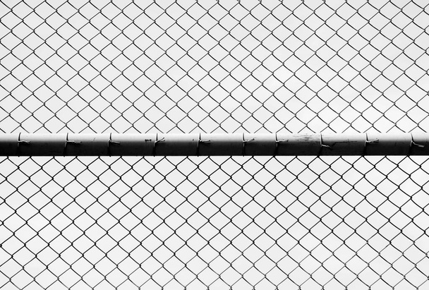 das Gitternetz aus Metall auf weißem Hintergrund - Foto, Bild