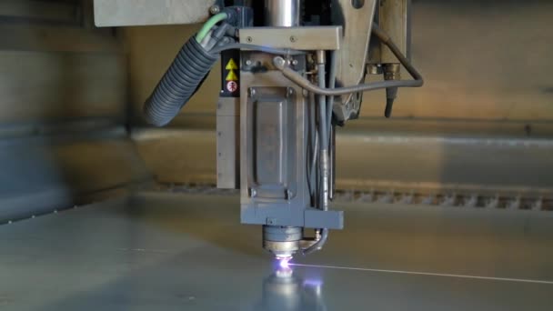 Lasersnijden is een technologie die een laser gebruikt om materialen te snijden. - Video