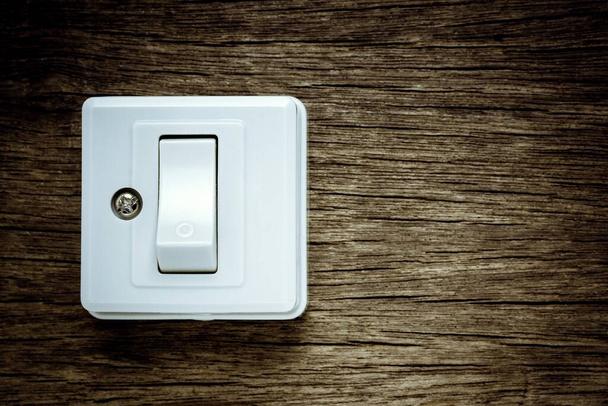 білий вимикач освітлення на старій дерев'яній стіні
. - Фото, зображення