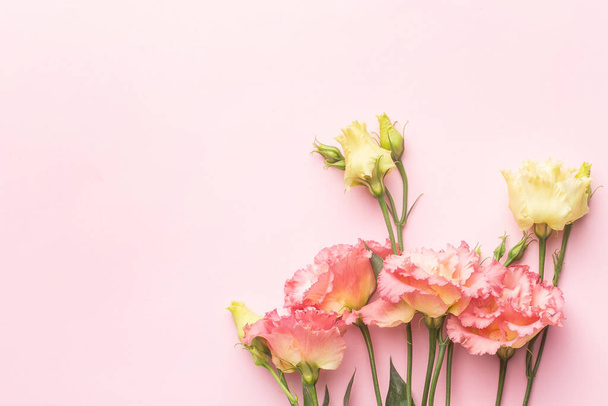 Beautiful pink flower bouquet on pastel background with copyspace top view. Holiday and love - Foto, Imagem