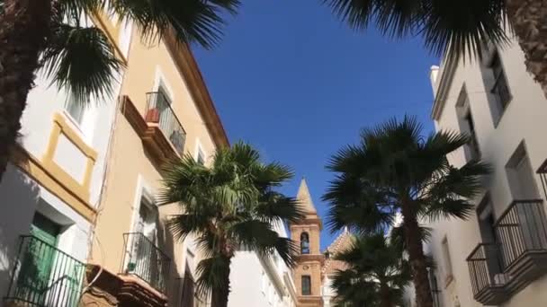 Spaziergang zur Kirche Parroquia de Nuestra Senora de la Palma in Cadiz Spanien - Filmmaterial, Video