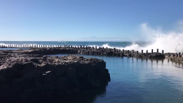 Gran ola golpea la piscina natural en Agaete Gran Canaria Islas Canarias España
 - Metraje, vídeo