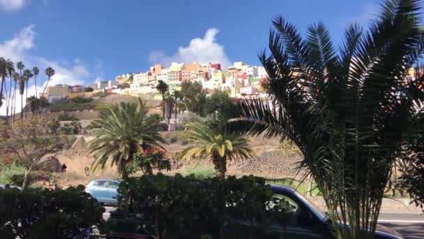 Värikkäitä taloja kukkulalla Las Palmasissa Gran Canaria - Materiaali, video