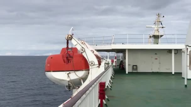 Rettungsboot auf einer Fähre im Atlantik - Filmmaterial, Video