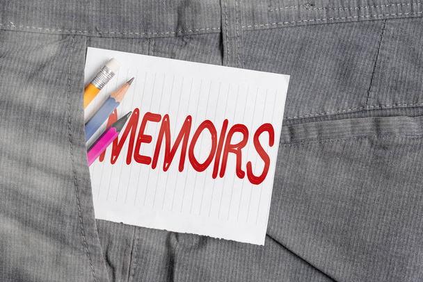 Word writing text Memoirs. Business-Konzept für die Sammlung von Erinnerungen, die Individuum schreibt über Momente oder Ereignisse Schreibgeräte und weißes Notizpapier in der Tasche des Mannes Arbeitshose. - Foto, Bild