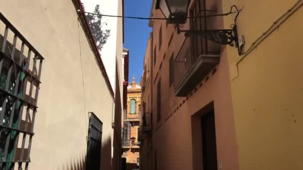 Spacerując wąskimi uliczkami Sewilli Hiszpania - Materiał filmowy, wideo
