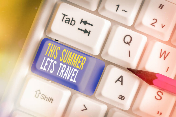 この夏を示すテキスト記号は旅行を可能にする。休暇中のある場所から別の場所への概念的な写真旅行白いキーコピースペースの上に空のノートパソコンキーボード. - 写真・画像