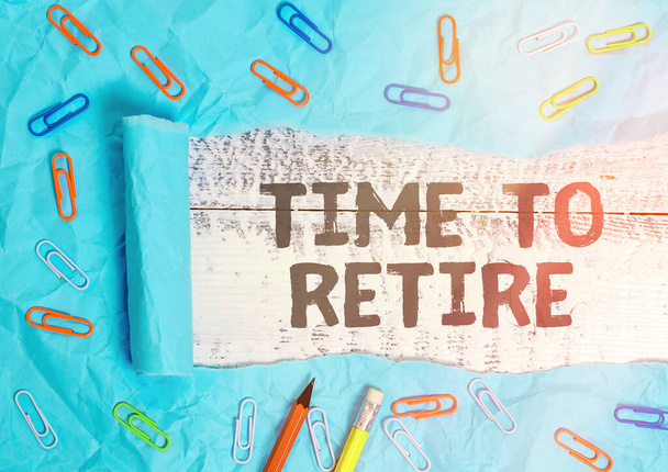 Χειρόγραφο κείμενο που γράφει Ώρα για Συνταξιοδότηση. Έννοια που σημαίνει τραπεζικό λογαριασμό αποταμίευσης, ασφάλιση, και συνταξιοδοτικό σχεδιασμό Ρολό σχισμένο σκισμένο χαρτόνι τοποθετείται πάνω από ένα ξύλινο κλασικό πίνακα φόντο. - Φωτογραφία, εικόνα