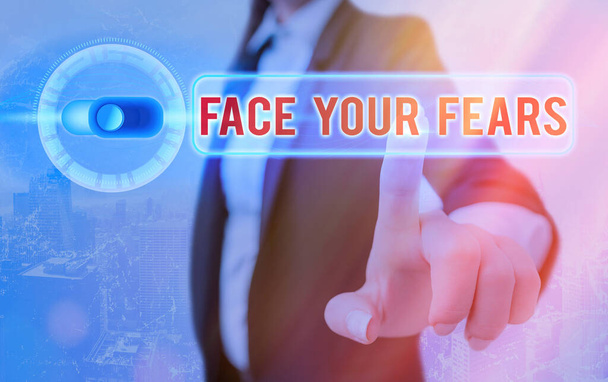 Konzeptionelle Handschrift, die Face Your Fears zeigt. Business-Foto zeigt Stark und zuversichtlich, in die Zukunft zum Erfolg zu blicken. - Foto, Bild