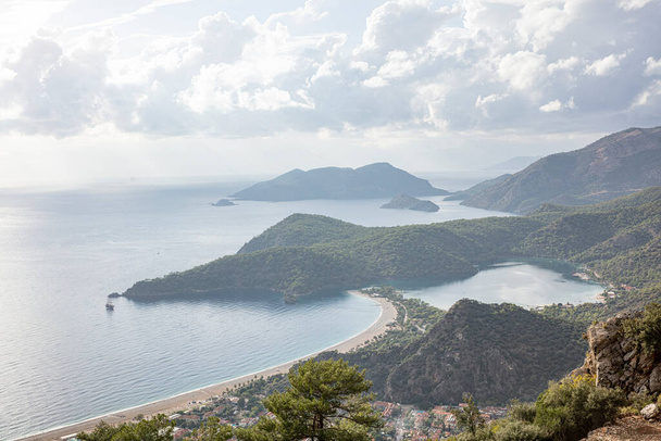 Oludeniz ist ein Ferienort an der Südwestküste der Türkei. Bekannt für die blaue Lagune des Oludeniz Tabiat Parks und den breiten, weißen Strand von Belcekiz. - Foto, Bild
