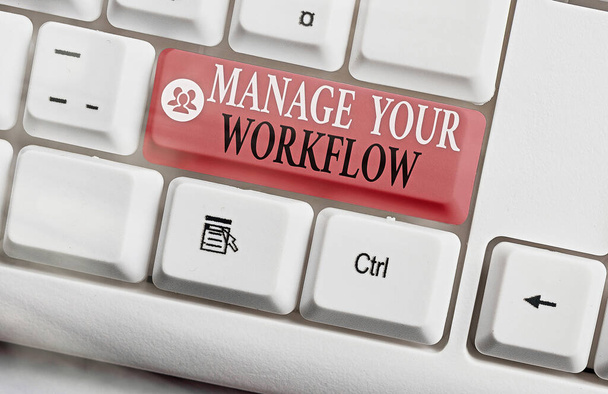 Konzeptionelle Handschrift, die zeigt, wie Sie Ihren Workflow verwalten. Business-Foto zeigt Organisation und Management der Arbeitskräfte zur Steigerung der Büroproduktivität. - Foto, Bild