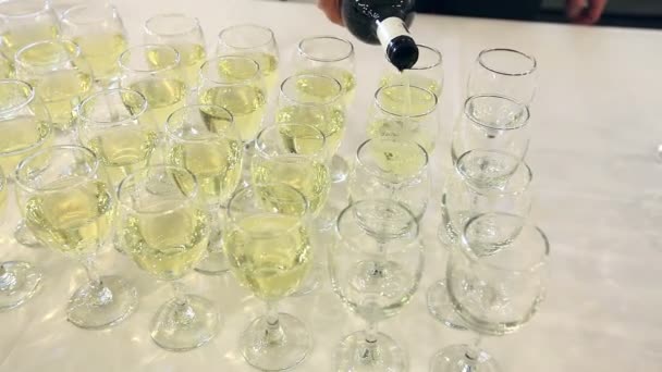Kellner schenkt Weißwein in Weingläser ein - Filmmaterial, Video