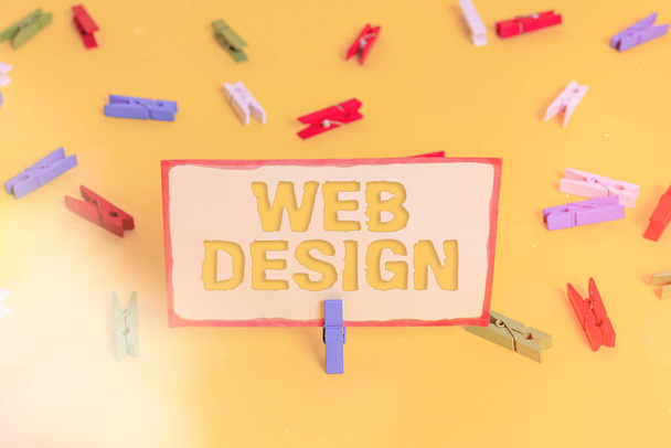 Escritura manual conceptual que muestra Diseño Web. Creación de sitios web de texto de foto de negocios que incluye diseño, contenido y gráficos Papeles de pinza de ropa de colores recordatorio vacío oficina de piso amarillo
. - Foto, imagen