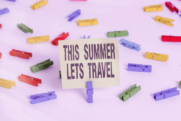 Szövegírási szöveg Idén nyáron lehetővé teszi az utazást. Üzleti koncepció utazás egyik helyről a másikra nyaralás Színes ruhaszárító papírok üres emlékeztető fehér padló háttér iroda. - Fotó, kép