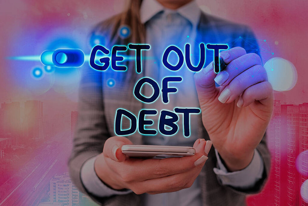 Slovo psaní textu Get Out Of Debt. Obchodní koncepce pro měnící se výdajové návyky Naučte se rozpočet Stanovení priorit dluhů. - Fotografie, Obrázek