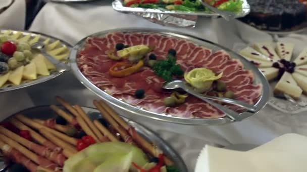 Alimentos servidos sobre la mesa, también conocidos como: mesa sueca
 - Metraje, vídeo