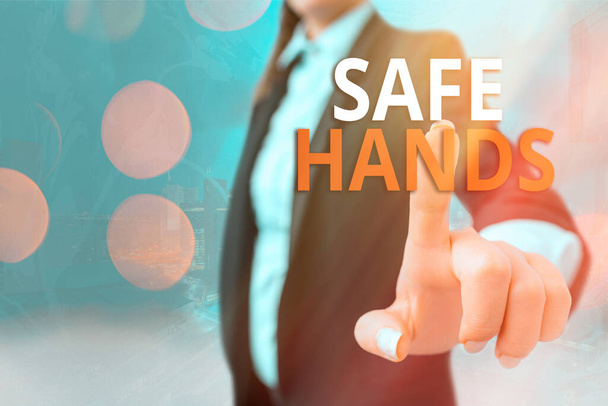 A "Biztonságos kezek" felirata. Üzleti fotó bemutatása Biztosítása a sterilitás és tisztaság a kezét a fertőtlenítés Érintőképernyő digitális jelölés fontos részleteket az üzleti életben. - Fotó, kép