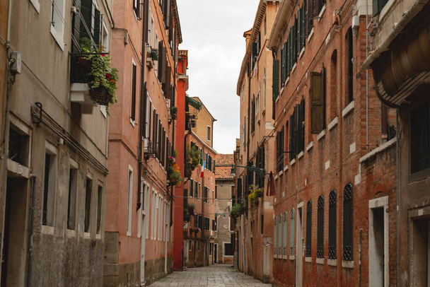 пустой переулок в Венеции, небольшое движение людей, горизонтальная ориентация
 - Фото, изображение