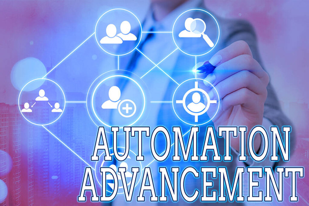 Schrijfbriefje met Automation Advancement. Bedrijfsfoto toont de groei van het gebruik van controlesystemen voor het bedienen van apparatuur. - Foto, afbeelding