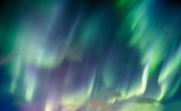 オーロラ、北極圏の夜空の星と北の光が渦巻く - 写真・画像