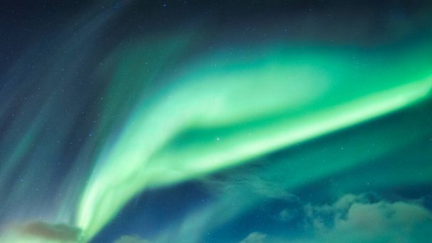 Aurora Borealis, Kuzey Işıkları Norveç Kuzey Kutup Dairesi 'nde gece gökyüzüyle kaplıdır. - Fotoğraf, Görsel