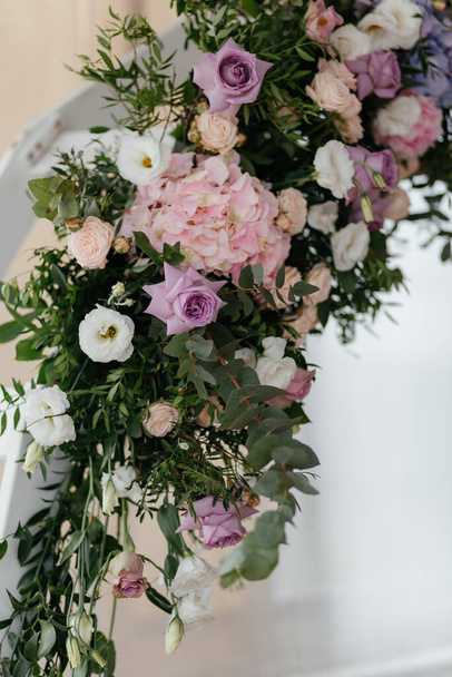 Výzdoba svatebního obřadu. Detailní záběr růží jako součást svatebního oblouku. Svatební dekorace - Fotografie, Obrázek