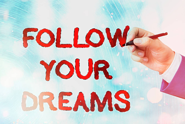 Conceptueel handschrift met Follow Your Dreams. Zakelijke foto tekst motiverende en inspirerende expressie om uw hart verlangen na te streven. - Foto, afbeelding