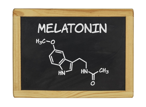 wzór chemiczny: melatonina na tablicy - Zdjęcie, obraz