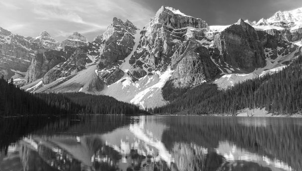 山と湖の風景 - 写真・画像