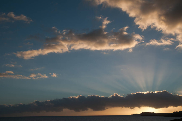 Bulutlar, Okyanus yakınlarındaki Günbatımında Renkli Bulutlar - Fotoğraf, Görsel
