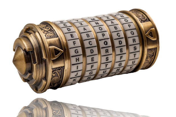 Códigos de criptografia e cifras, mensagem ultra secreta e conceito de palavra-chave com uma combinação de metal cryptex isolado no branco com um caminho de recorte incluído
 - Foto, Imagem