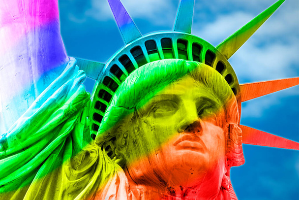 Gay igualdad de derechos y libertad sexual LGBT en América concepto con la estatua de la libertad cubierta de los colores del arco iris. La comunidad LGBTQ aboga por la tolerancia hacia el género, la sexualidad y la identidad
 - Foto, imagen