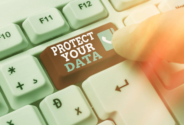 Handschriftliche Textschreiben Schützen Sie Ihre Daten. Konzept, das Cyber-Sicherheit sicher macht und digitale Informationen vor Verlust oder Betrug schützt. - Foto, Bild