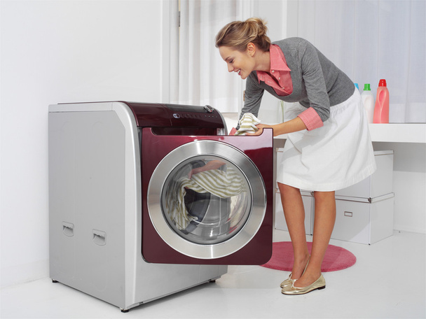 Çamaşır yıkayan genç kadın. - Fotoğraf, Görsel
