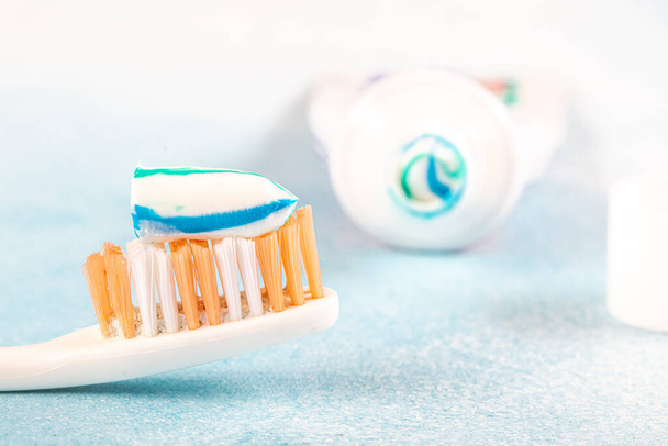 Οδοντόβουρτσα με οδοντόκρεμα σε μπλε ξύλινο φόντο. - Φωτογραφία, εικόνα