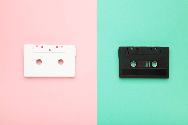 Dwie stare kolorowe kasety na kolorowym tle. Dzień muzyki, widok z góry - Zdjęcie, obraz