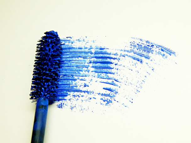 Rímel azul y cepillo aislado en blanco
 - Foto, imagen